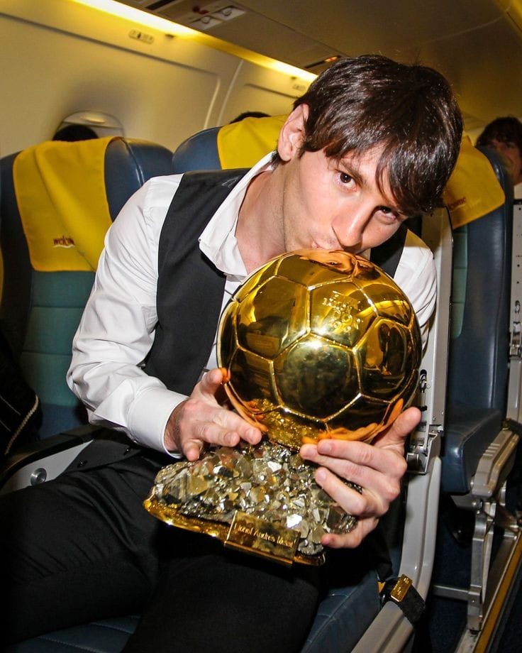 messi con un balon de oro